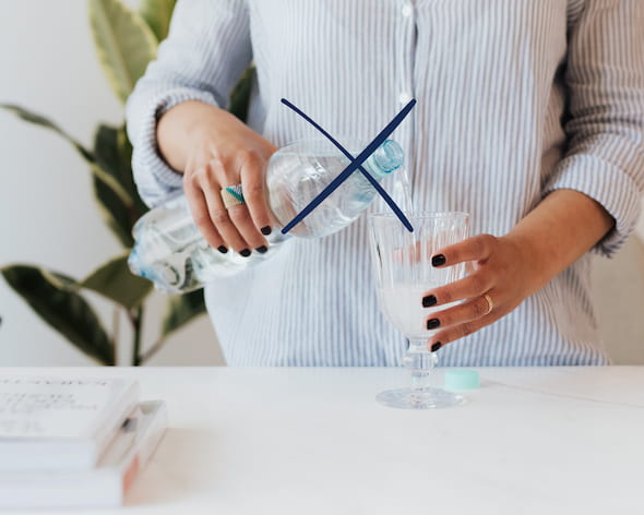 es bueno beber agua embotellada